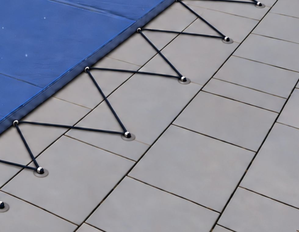 Detail van de elastische driehoekbevestiging en terrasankers langs de winterafdekking