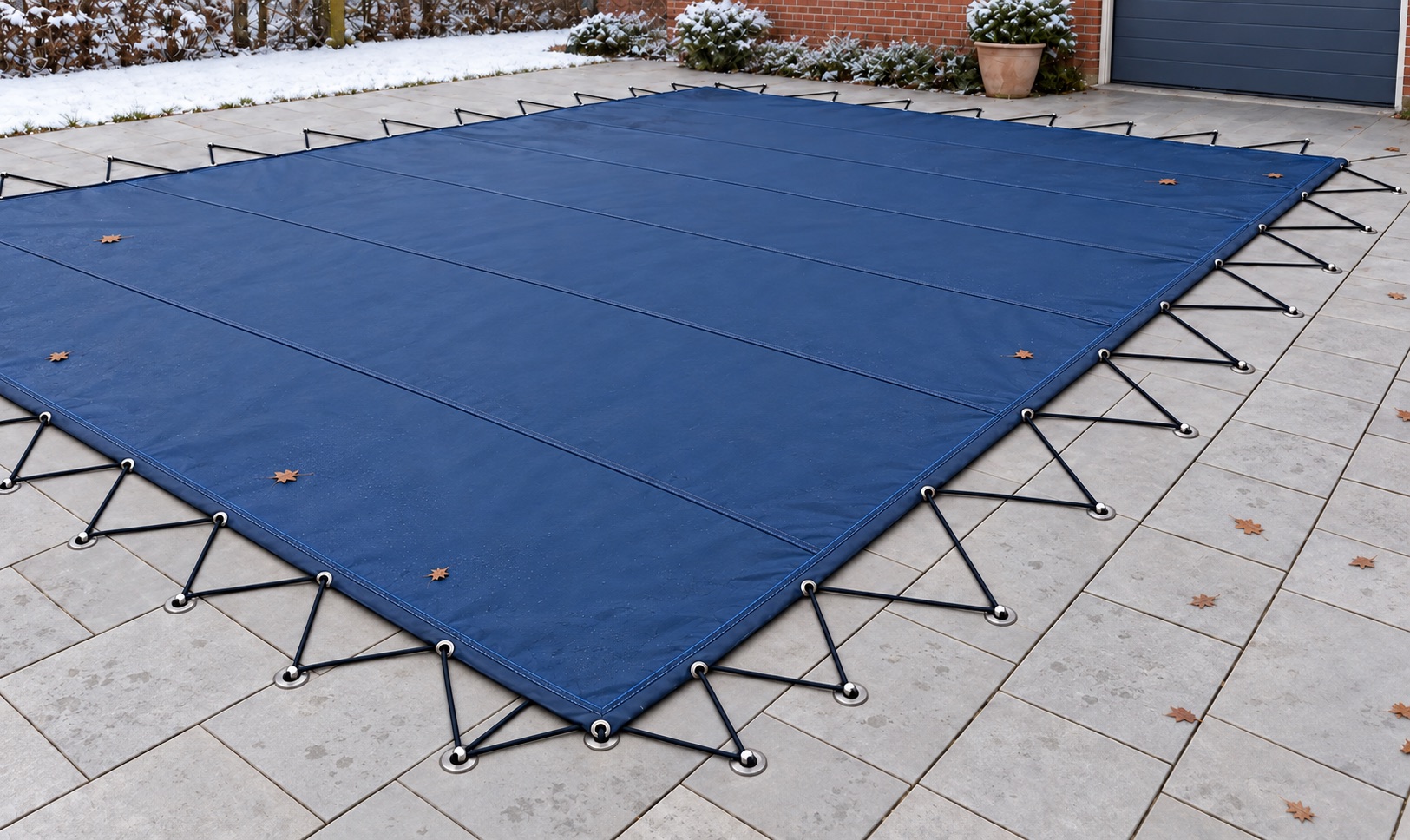Fotorealistische weergave van een donkerblauwe winterafdekking met driehoekbevestiging rondom