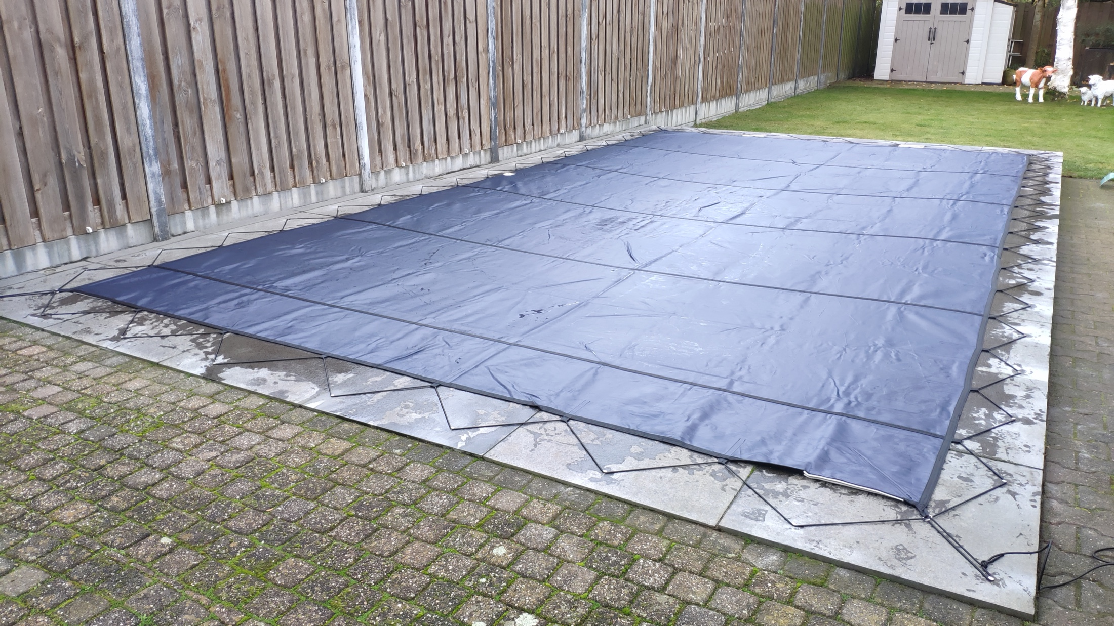 Winterafdekking Ultralight over zwembad en rand, met bevestiging rondom